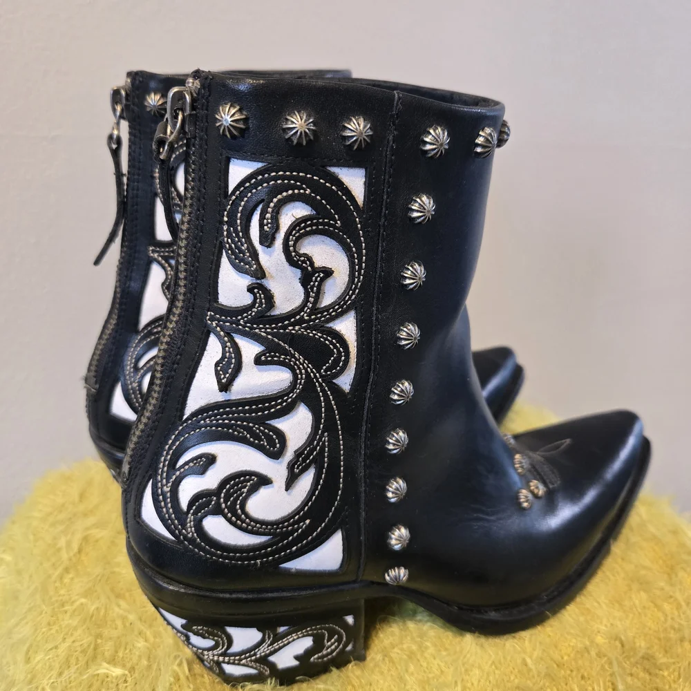 ARIAT Diva Black & White Leather Sexy Ladies Western Studs Ankle Boots Booties 8 - Picture 1 of 16